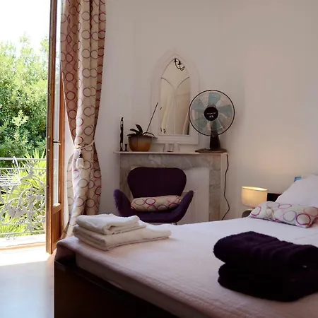 Les Pervenches Couette-café Nice