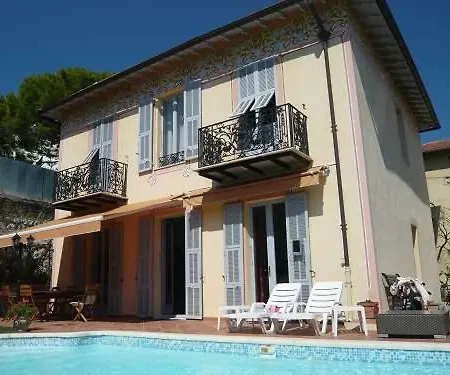 Les Pervenches Bed & Breakfast